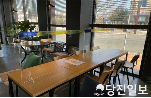 음식점 비말차단 테이블 칸막이 사진.jpg
